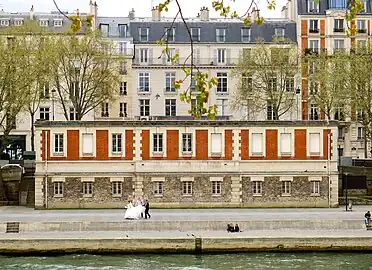 Ancien bâtiment de l'Inspection générale de la navigation occupé par Port autonome de Paris (n°2, quai de la Tournelle - Paris 5e).