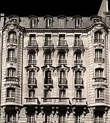 No 7 : façade d'un immeuble post-haussmannien.