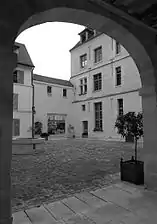 Porche d'entrée et bâtiment principal vus de la galerie.