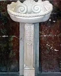 Bénitier en marbre du XVIIe siècle.