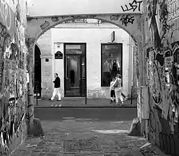 La voûte d'entrée avec ses bornes de protection.