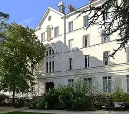 Ancien orphelinat du no 119 vu depuis le jardin du Carré-de-Baudouin.