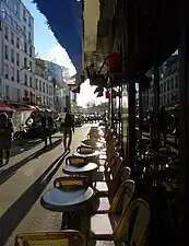 Un des nombreux cafés.