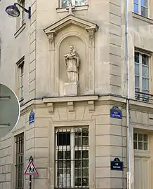 Statue de saint Vincent-de-Paul à l'angle des rues de la Parcheminerie et Boutebrie.