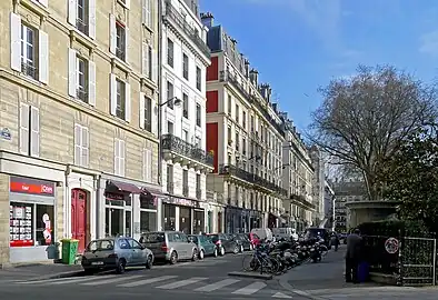 Entrée du square, à droite.