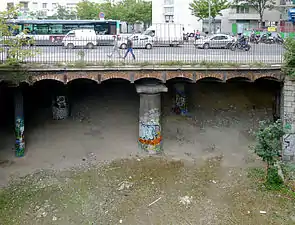 La ligne de Petite Ceinture passant sous la rue Manin.