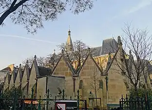 Vue de l'extérieur du cloître.