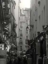 Une rue étroite et haute.