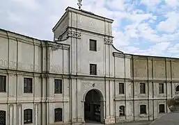 Bâtiments de la porte classés.