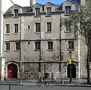 Nos 22-26 : cloître de l'église des Billettes.