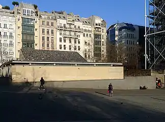 La place vue vers le nord, avec les pigeons se chauffant au soleil.