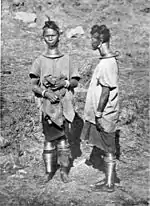 Femmes Padaung (Birmanie) portant des anneaux de cuivre au cou et aux jambes