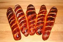 Lamage en saucisson sur un pain viennois.