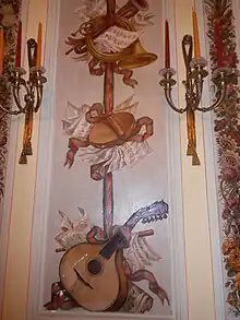 Guitare décorant une pièce à l'ambassade de France à Lisbonne, début du XIXe siècle.