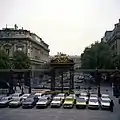 La rue de Lutèce depuis la cour du Mai du palais de Justice en 1978.