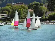 Régate entre amateurs sur le lac devant l’hôtel Beaurivage à Charavines