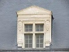 Photographie d'une lucarne.