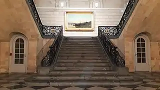 Le grand escalier en marbre noir des Pyrénées.