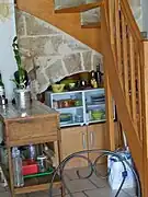 Porte à moitié enfouie donnant sur le rez-de-chaussée actuel.