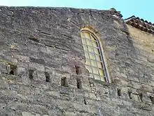 Trous dans une façade.