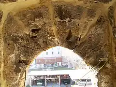 Fenêtre médiévale au dernier étage.