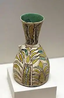 Pichet au palmier, décor de glaçures colorées à cru, VIIIe – IXe siècle.