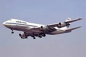 Un Boeing 747-100 de la Pan American World Airways, client de lancement du 747, vu à l'approche de l'aéroport de Rome en septembre 1978.