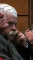 Photographie montrant un homme âgé de profil avec une moustache et des cheveux blancs.