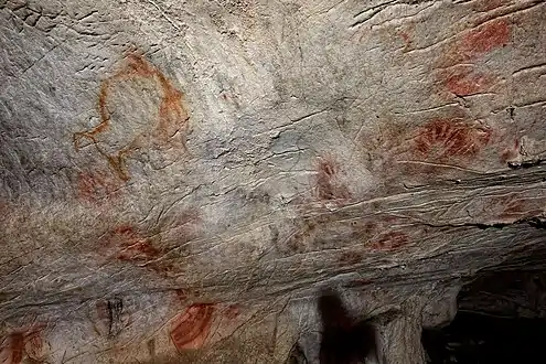 « Panneau des mains » : bison magdalénien, signes rouges du Paléolithique supérieur (40 000 ans)