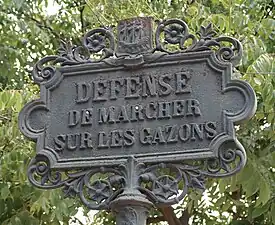 Panneau ancien « Défense de marcher sur les gazons ».