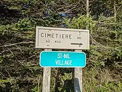 Photographie prise en 2020 montrant le panneau de signalisation à l'entrée de l'ancien village de Saint-Nil.