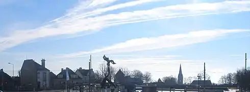L'esplanade de la Paix : Phœnix de l'Université (campus 1), château de Caen et clocher de l'église Saint-Pierre.