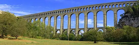 Panoramique de l'aqueduc de Roquefavour vu de la prairie au nord-est (prise à environ 150 m).