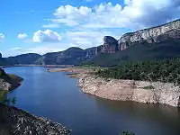 Vue panoramique du lac en septembre 2005, avec l'église de Sant Romà de Sau