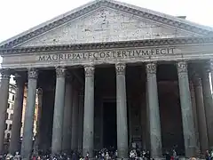 photo des colonnes et du fronton