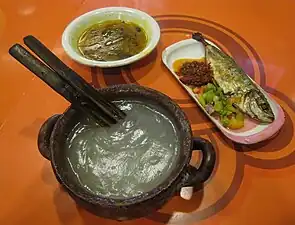 Papeda, kuah kuning (traduction littérale : soupe jaune) et ikan tude bakar (poisson grillé). En sauces : rica-rica (en) et dabu-dabu (en)