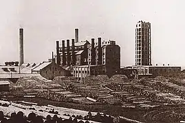 Photo d'une usine entourée de terres dévastées.