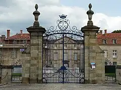 La grille d'entrée.