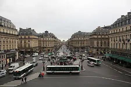 L'avenue en direction du Louvre.