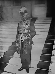 Portrait en pied du baron.