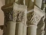 Chapiteaux à décors de feuillages.