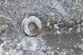 Repère de nivellement de l'IGN sur le socle de l'obélisque.