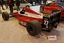 Vue de trois quarts arrière d'une monoplace rouge