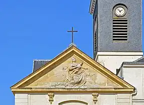 Vierge à l'Enfant, fronton sud du transept, bas-relief sculpté par l'abbé Goy.