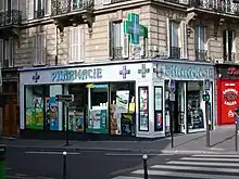 Photographie de la pharmacie située 5, place Blanche à Paris, à l'emplacement du Palmyre
