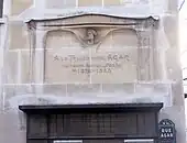 Mémorial à l'entrée de la rue Agar à Paris, 16e arrondissement (vers 1912).