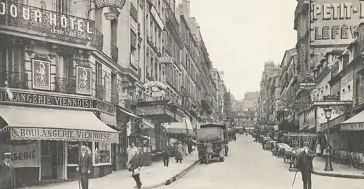 Rue Lepic depuis la place en 1925, carte postale.