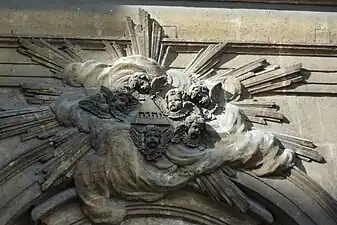 Gloire avec le Tétragramme au dessus de l'entrée.