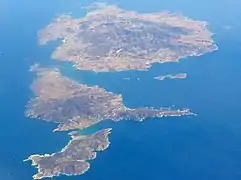 Photo aérienne de Despotikó, Antiparos et Paros (du premier au dernier plan).
