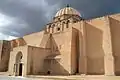Vue de la partie centrale de la façade sud. Celle-ci présente un seul porche (à gauche).